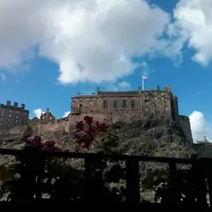 Joivy Stylish Castle View Apartment Edinburgh