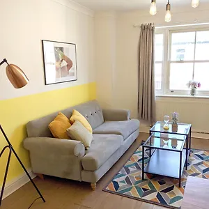 Koala & Tree - Renovated 2 Bed In Centre - Short Lets & Serviced Apartment